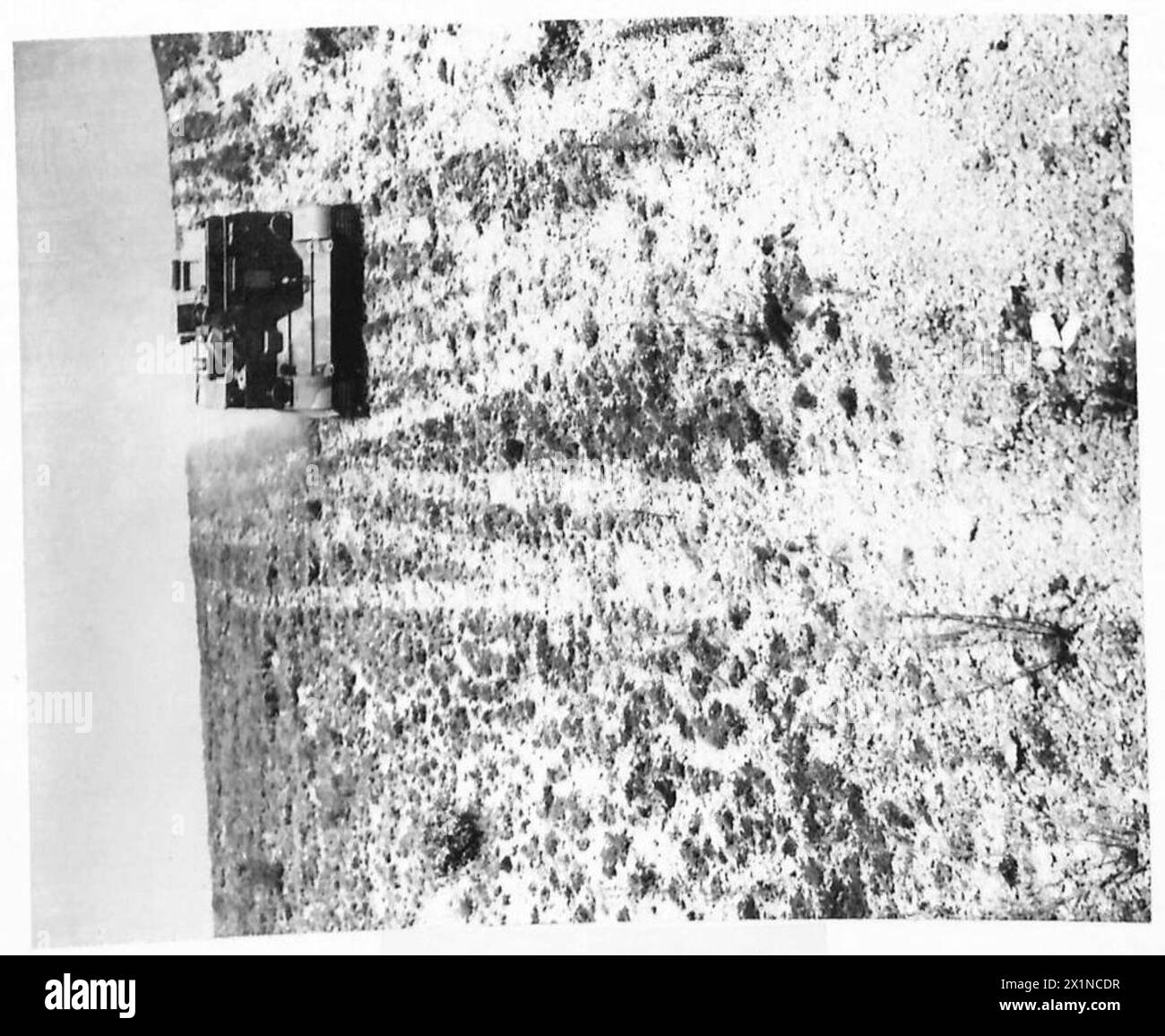 Ein Bren Carrier wird auf den Downs im Rahmen von Patrouilleoperationen der British Army einen steilen Hang hinuntergefahren, der Fahrzeugmanövrieren und Geländenavigation demonstriert. Stockfoto