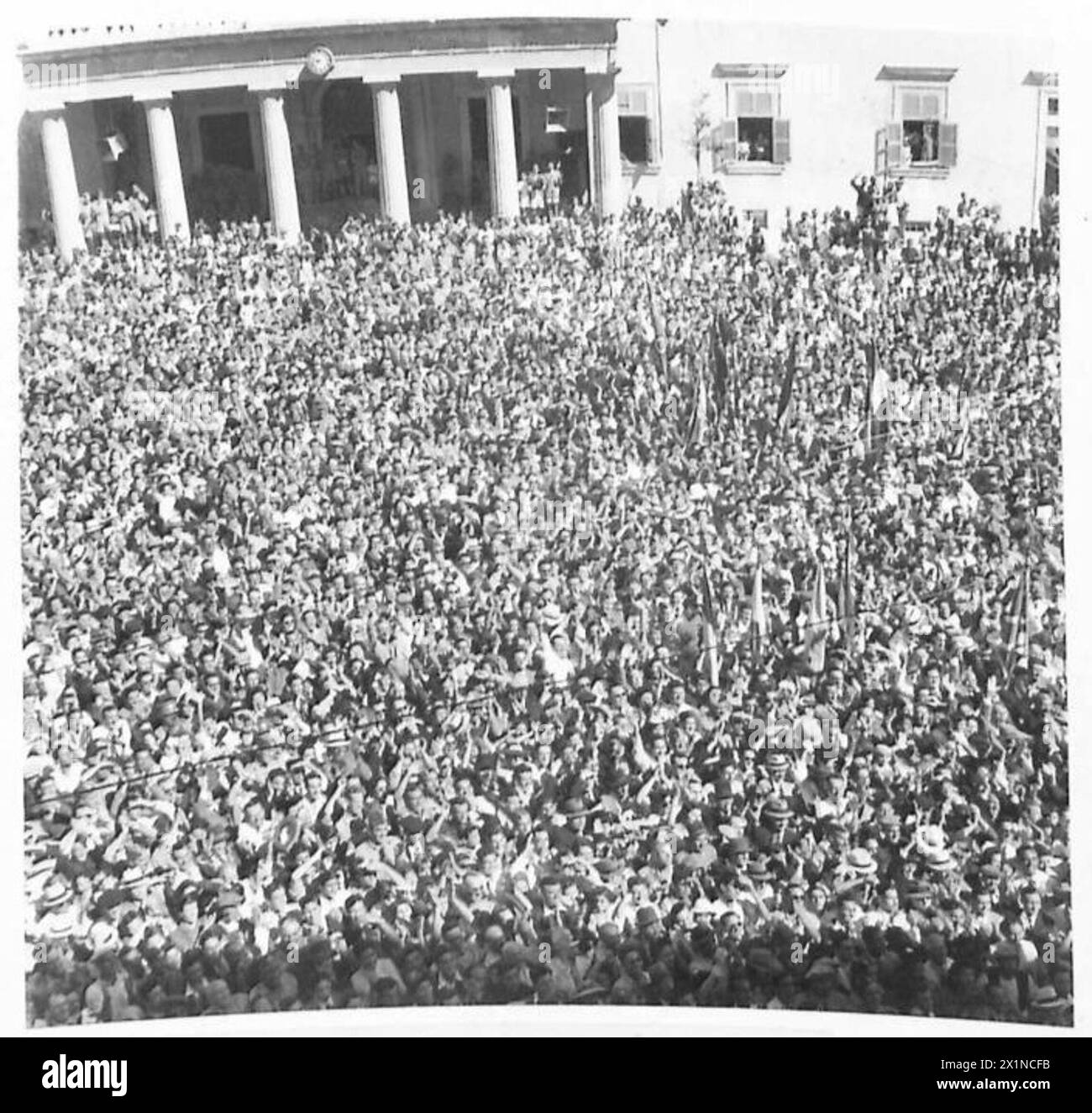 H.M. der König erscheint auf einem Palastbalkon auf G.C. Island, um jubelnde maltesische Massen zu begrüßen, die von britischen Armeepersonal beobachtet werden. Stockfoto