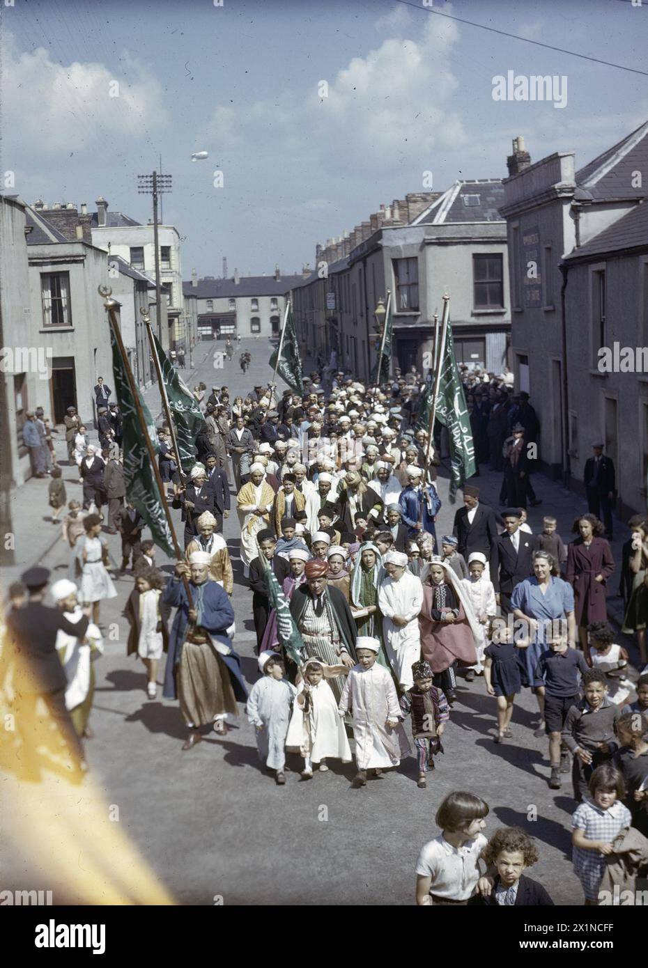 MOSLEMS IN BRITAIN, 1943 - Prozession von Moslems, die durch Butetown zur neuen Moschee und zum Islamischen Kulturzentrum in der Peel Street, Cardiff, fahren. Stockfoto
