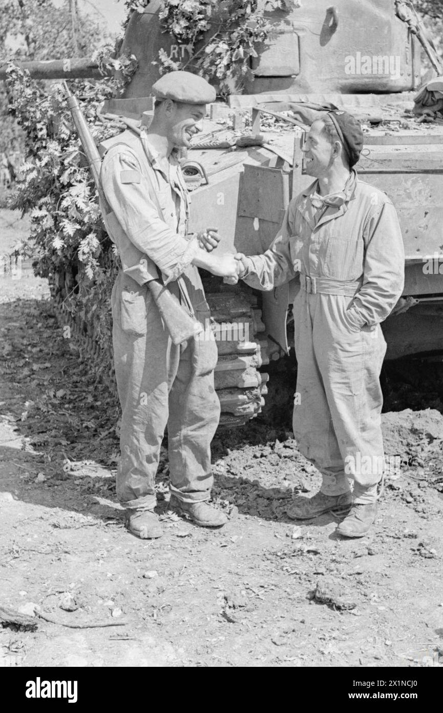 Private Slim Harrison von Prinzessin Patricia's Canadian Light Infantry, einer der ersten durch die Hitler Line, schüttelt Fahrer Jack Marlborough von der 12. Royal Horse Artillery in Sunderland die Hand. Stockfoto