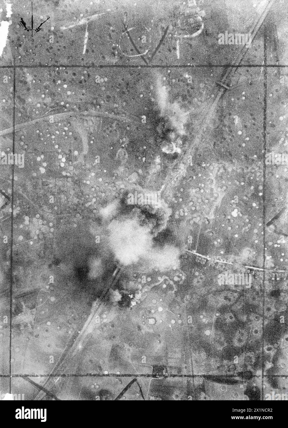 BOMBERKOMMANDO DER ROYAL AIR FORCE, 1942-1945. - Vertikale Luftaufnahme, aufgenommen während des erfolgreichen Tageslichtangriffs von 15 Avro-Lancastern der No. 617 Squadron RAF auf den Doppelbahnviadukten in Schildesche, Bielefeld. Eine 000 kg schwere Grand Slam-Bombe, die vom Anführer der Geschwader C C C 'Jock' Calder fallen gelassen wurde, explodiert kurz nach 4,28 Uhr auf das Ziel. Dies war die erste Gelegenheit, bei der ein Grand Slam gegen ein feindliches Ziel eingesetzt wurde, Royal Air Force, Royal Air Force Regiment, Sqdn, 168 Stockfoto