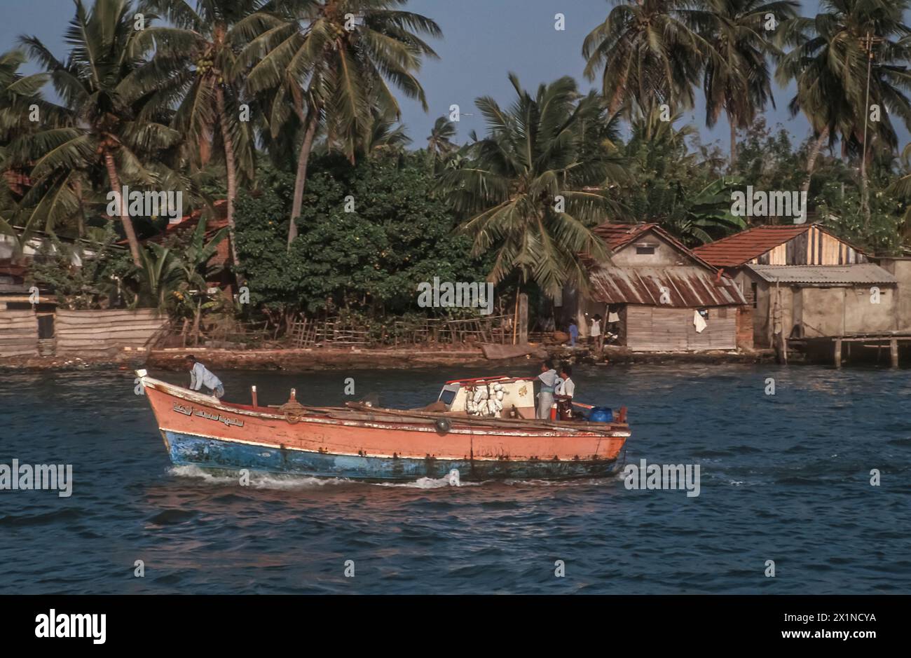 Bild eines alten Fischerbootes in Indien, aufgenommen 1990. Stockfoto
