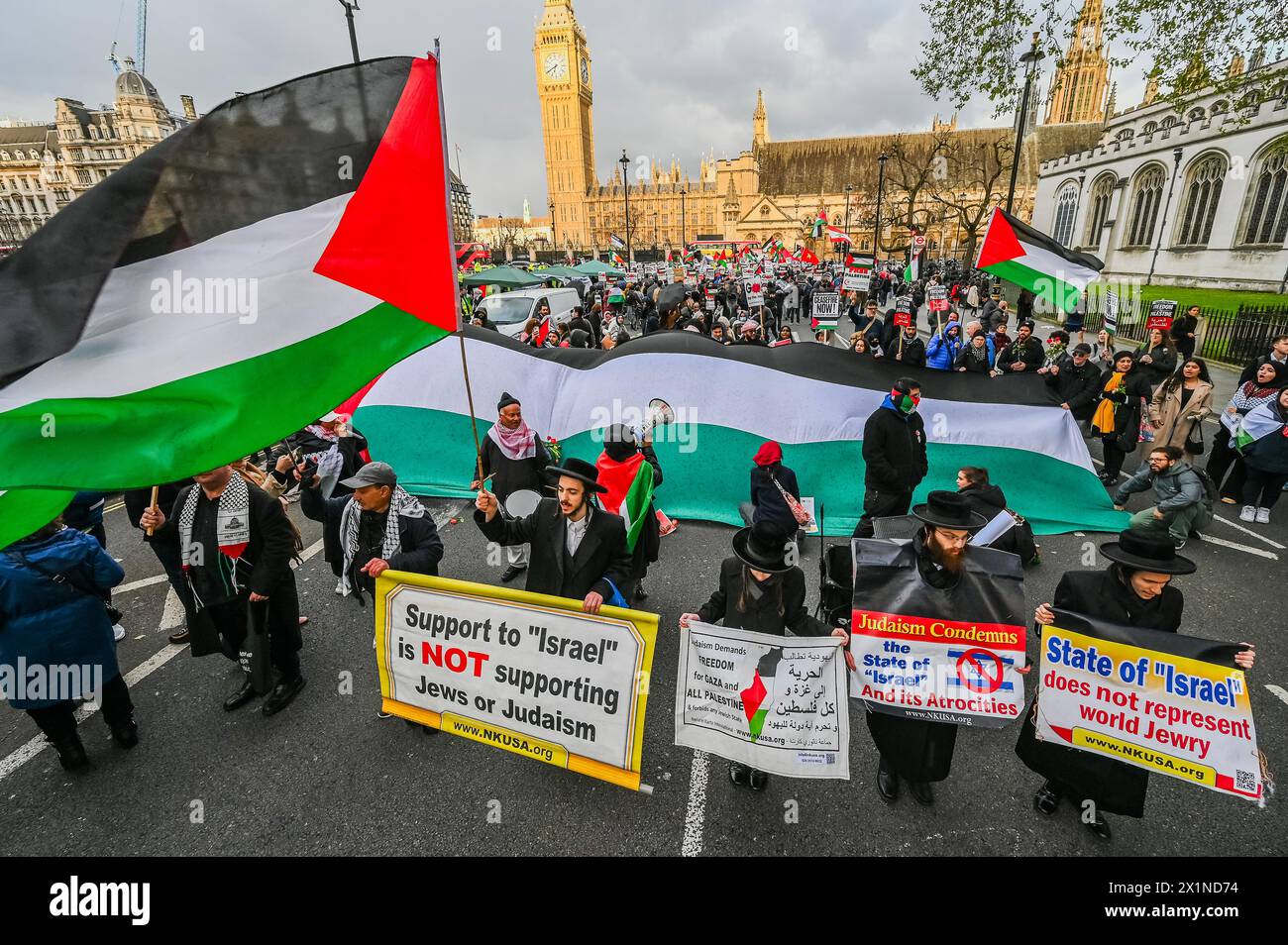 London, Großbritannien. April 2024. Orthodoxe, antizionistische juden schließen sich dem Protest an - Palästinenser und Unterstützer versammeln sich im Parlament, um Großbritannien aufzufordern, die Bewaffnung Israels einzustellen, sowie für einen Waffenstillstand und ein Ende des Angriffs der Iraeli auf Gaza. Organisiert von: Palestine Solidarity Campaign, Stop the war Coalition, Friends of Al-Aqsa und der Muslim Association of Britain. Guy Bell/Alamy Live News Stockfoto