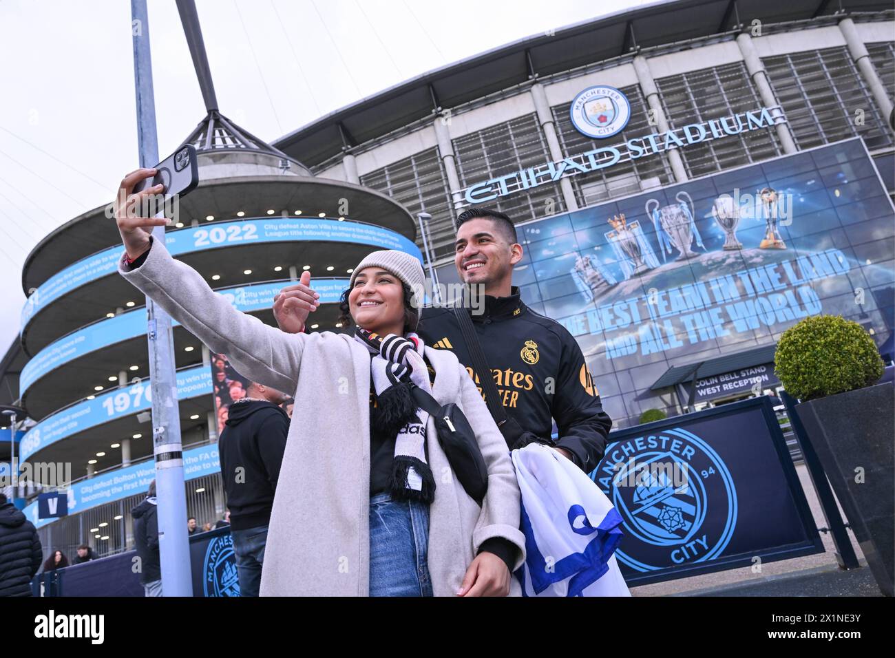 Fans posieren vor dem Etihad Stadium vor dem Halbfinale der UEFA Champions League zwischen Manchester City und Real Madrid im Etihad Stadium in Manchester England für ein Selfie. Credit: CORDON PRESS/Alamy Live News Stockfoto