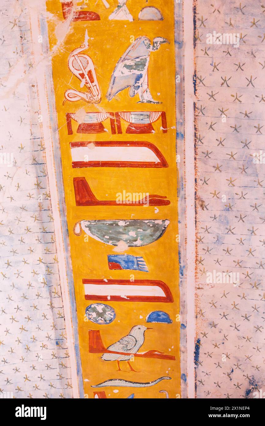 Hieroglyphensymbole an der Korridordecke des Grabes von Rameses IV, KV2, Tal der Könige, Luxor, Ägypten Stockfoto