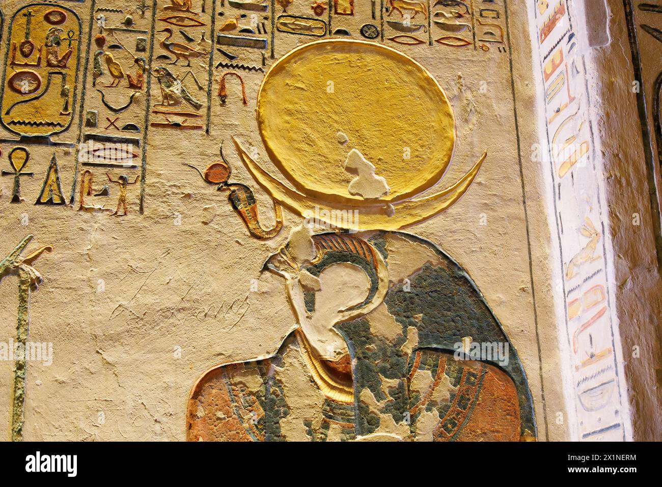 Hierogllyphiken und Gemälde von RaTomb von Ramses ix., Tal der Könige, Luxor, Ägypten Stockfoto
