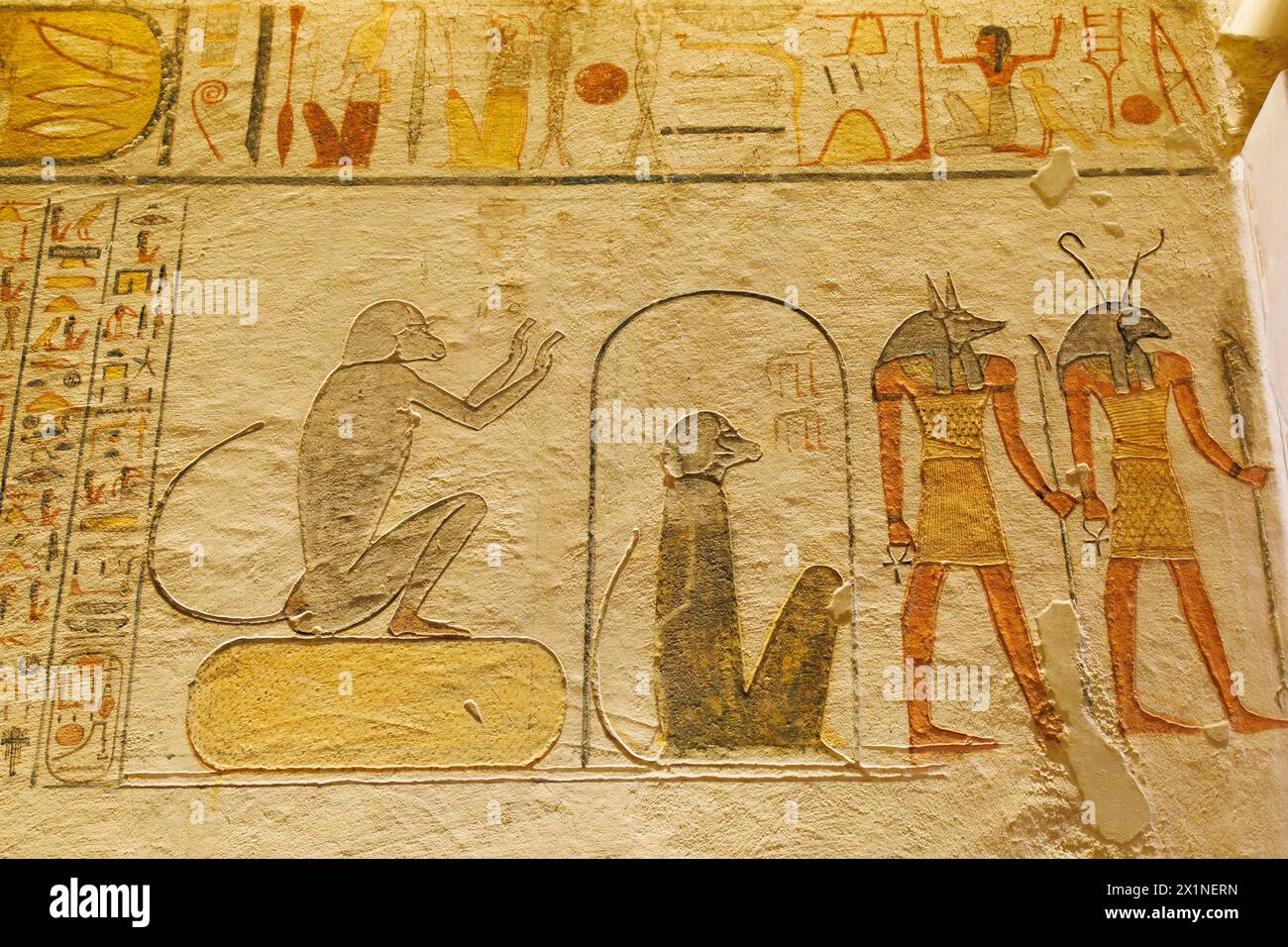 Paviane und Götter, gemalt an den Wänden des Korridorschachts. Grab von Ramses ix., Tal der Könige, Luxor, Ägypten. Anubis und Sobek. Hieroglyphen Stockfoto