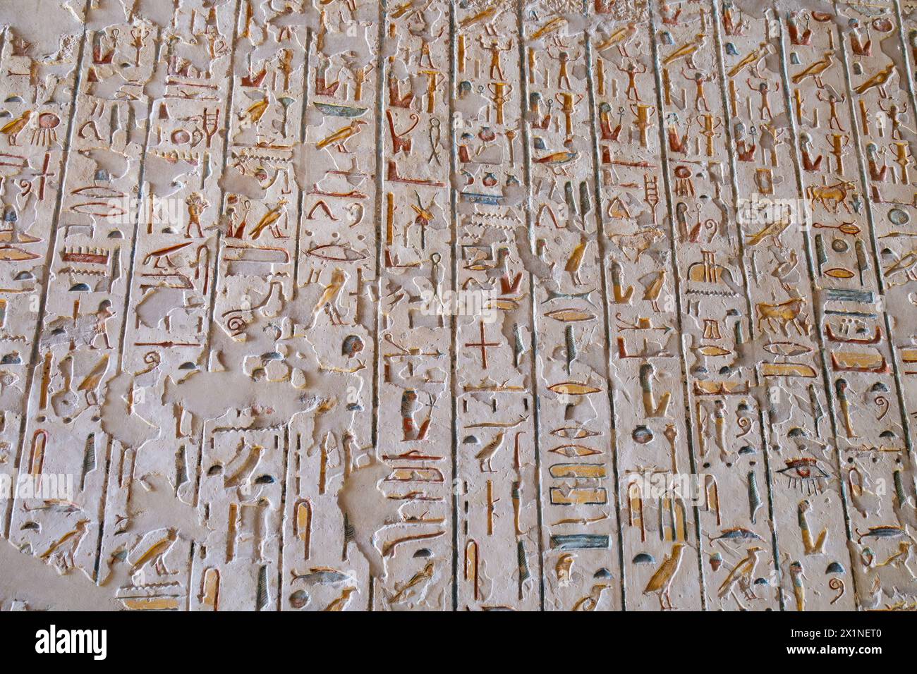 Hieroglyphensymbole auf den Korridorschachtwänden, Grab von Rameses ix, Tal der Könige, Luxor, Ägypten. Hieroglyphen Stockfoto