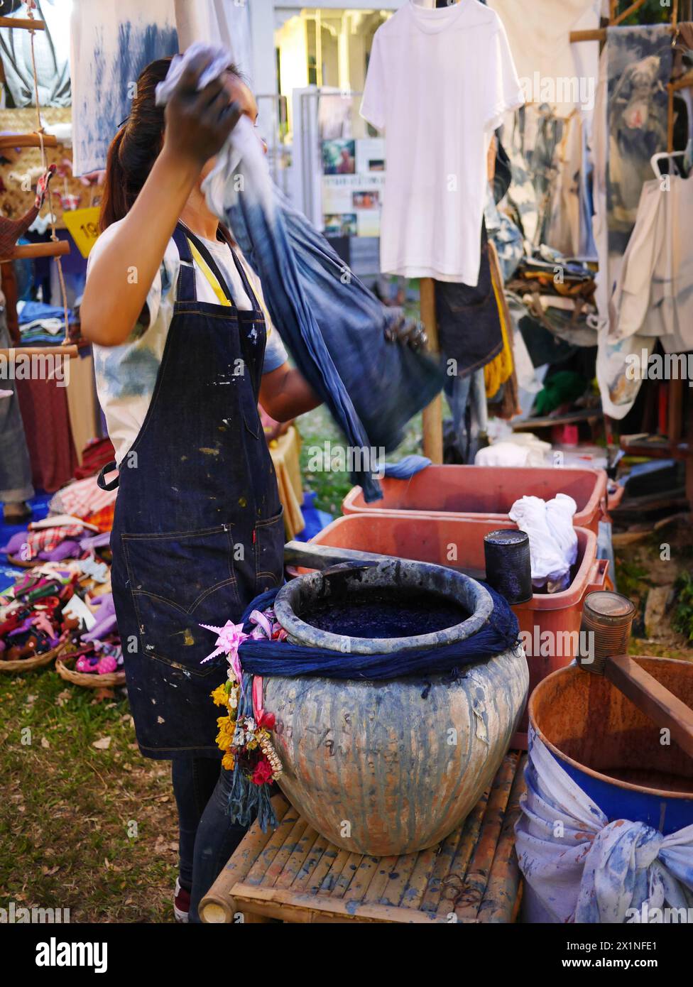 Ein nicht erkanntes Gesichtsfärbetuch für Frauen mit Indigofarbstoff. Traditionelles Verfahren zum Einweichen von Stoffen, handgefertigtes Handwerksprodukt, Handwerker, T-Shirt, klein Stockfoto