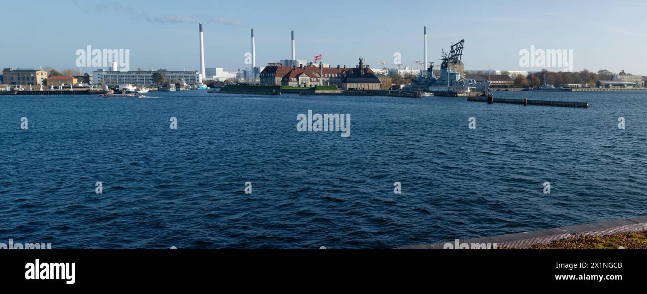 KOPENHAGEN, DÄNEMARK - 28. OKTOBER 2014: Panorama der Amager-Insel mit Kraftwerk, Armeeschiff und Bindesboll Stockfoto