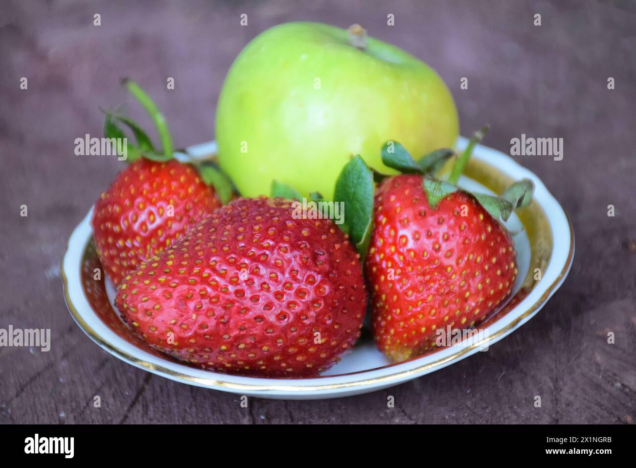 Erdbeere isoliert. Erdbeerisolat. Ganz, halb, schneiden Sie Erdbeere auf weiß. Erdbeerisolat. Seitenansicht Bio-Erdbeeren. Volle Tiefe von f Stockfoto