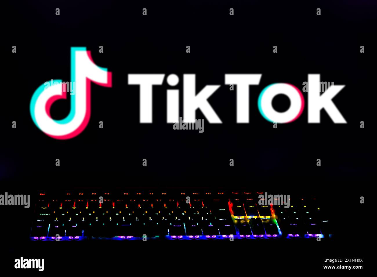 Brasilien. April 2024. In dieser Abbildung wird das TikTok-Logo auf dem Computerbildschirm mit einer Tastatur mit farbigen Lichtern angezeigt. (Credit Image: © Rafael Henrique/SOPA Images via ZUMA Press Wire) NUR REDAKTIONELLE VERWENDUNG! Nicht für kommerzielle ZWECKE! Stockfoto
