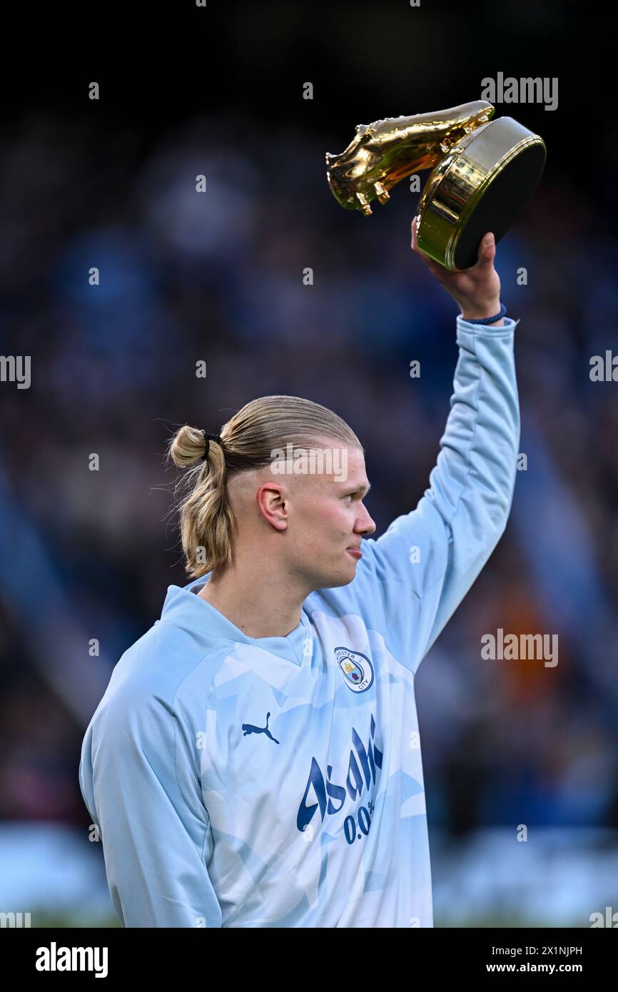 Erling Haaland aus Manchester City feiert, als er den goldenen Fußballschuh der Champions League für die Saison vor dem Halbfinale der UEFA Champions League zwischen Manchester City und Real Madrid im Etihad Stadium in Manchester England erhält (will Palmer/SPP) Credit: SPP Sport Press Photo. /Alamy Live News Stockfoto