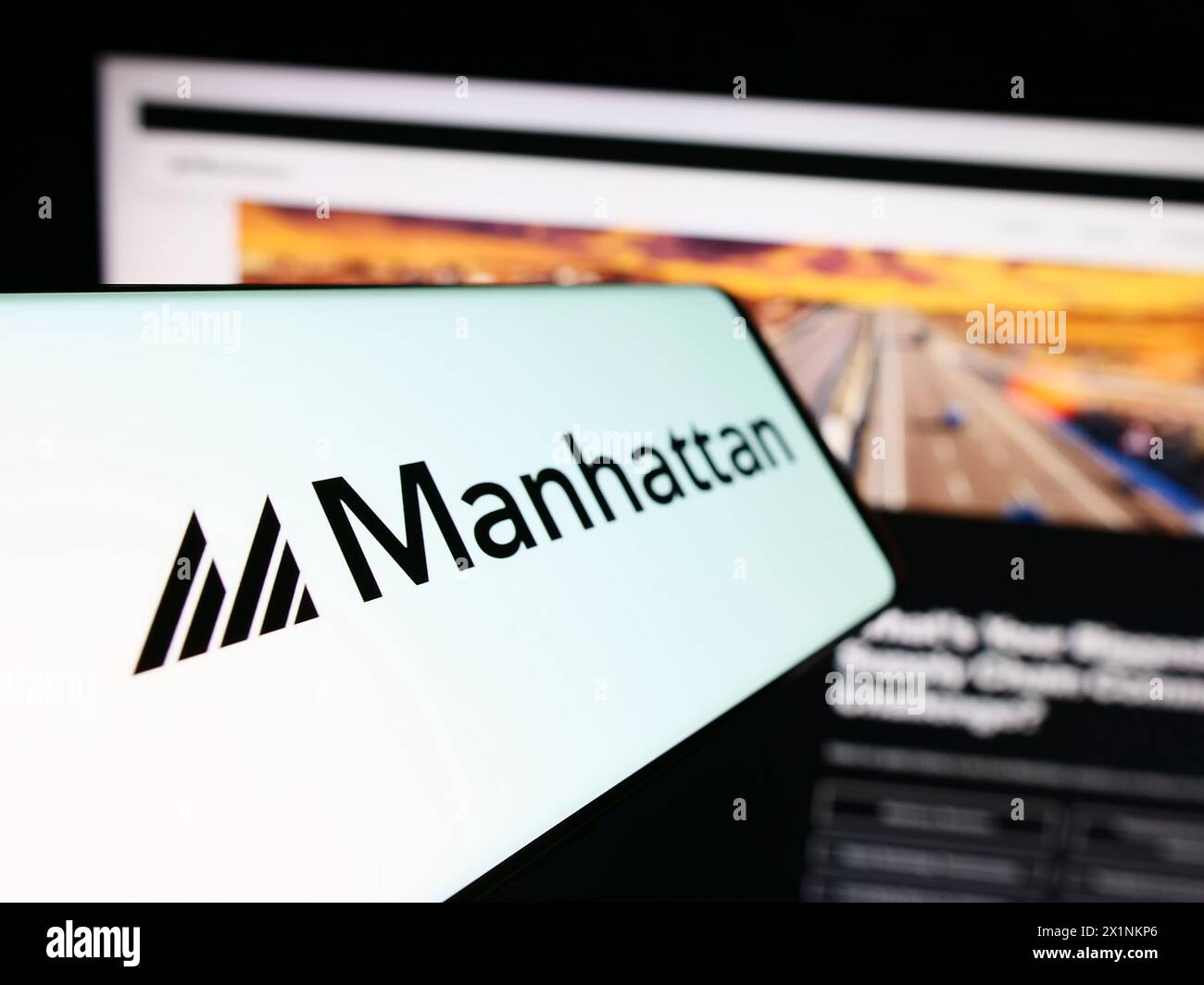 Mobiltelefon mit Logo des US-Softwareunternehmens Manhattan Associates Inc. Vor der Business-Website. Fokus auf der linken Seite des Telefondisplays. Stockfoto