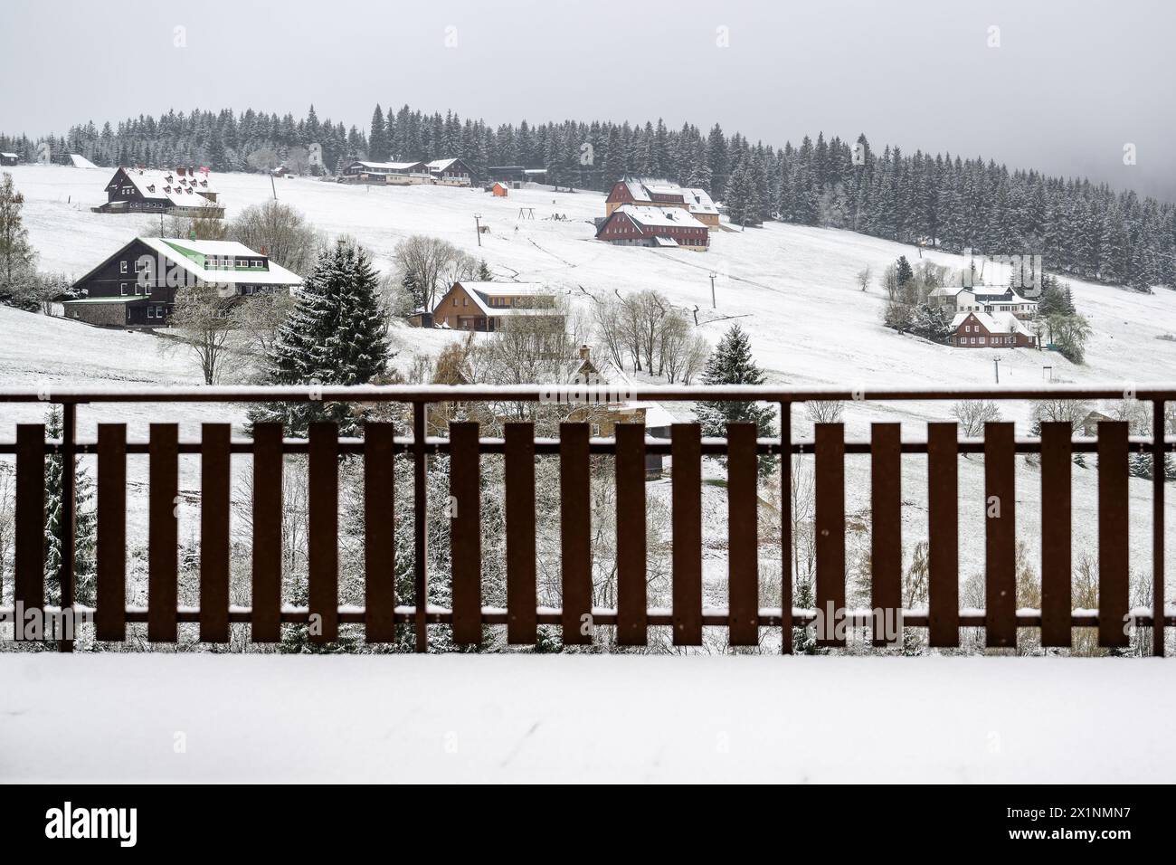 Pec Pod Snezkou, Tschechische Republik. April 2024. Tschechien wurde von Schnee getroffen und die Nachttemperaturen fielen unter Null Grad Celsius im Frühjahr, 17. April 2024, bildete Wiesen und Hütten bedeckt von Schnee in den Riesengebirgen, Pec Pod Snezkou, Trutnov Region, Tschechische Republik. Quelle: David Tanecek/CTK Photo/Alamy Live News Stockfoto