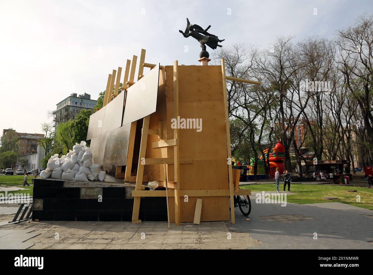 Denkmal für Antin Holovaty auf dem Starobazarny-Platz in den Verteidigungsbauten. Gemäß dem UNESCO-Programm zur Erhaltung des kulturellen Erbes der Ukraine während des anhaltenden Krieges mit der Russischen Föderation Antin Holovaty oder Anton Golovaty war ein prominenter zaporoschhischer Kosakenführer, der nach der Zerstörung des zaporoschhischen Sich eine Schlüsselfigur bei der Bildung der Schwarzmeerkosaken war Gastgeber und ihre spätere Wiederansiedlung in die Kuban Regi Stockfoto