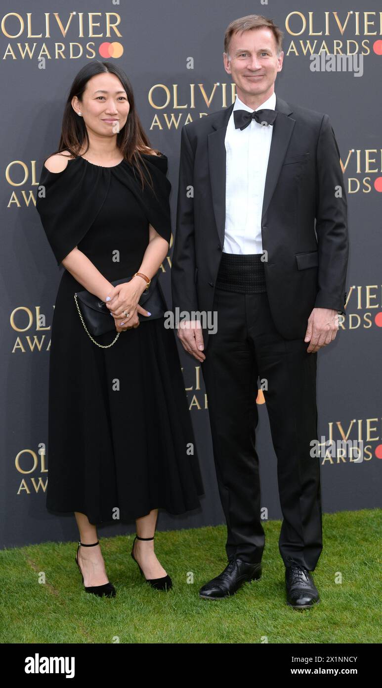 Foto muss erwähnt werden ©Alpha Press 078237 14/04/2024 Jeremy Hunt und Ehefrau Lucia bei den Olivier Awards 2024 in London. Stockfoto