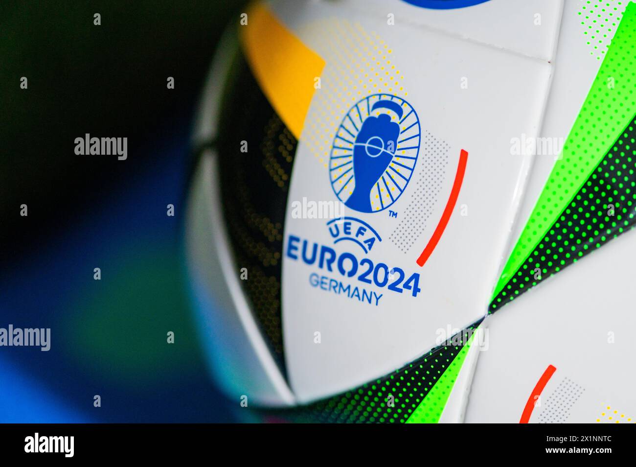 DÜSSELDORF, 17. APRIL 2024: Detaillierte Makroansicht auf dem Logo der Euro 2024 in Deutschland. Details in der offiziellen Adidas Fußball-Fußball-Fussballliebe Stockfoto