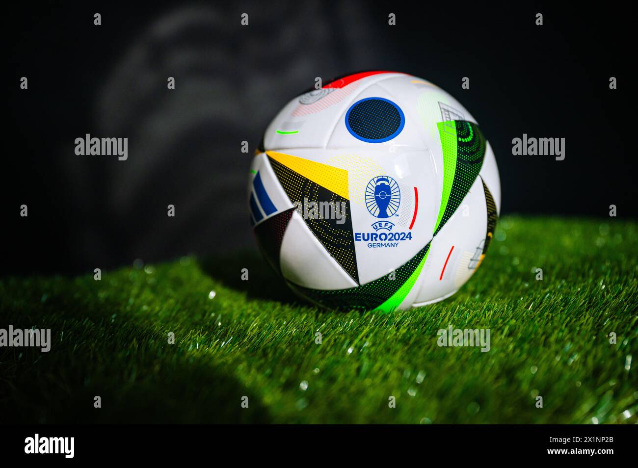 MÜNCHEN, 17. APRIL 2024: Adidas Fussballliebe Ball steht im Mittelpunkt der Europameisterschaft 2024 in Deutschland Stockfoto