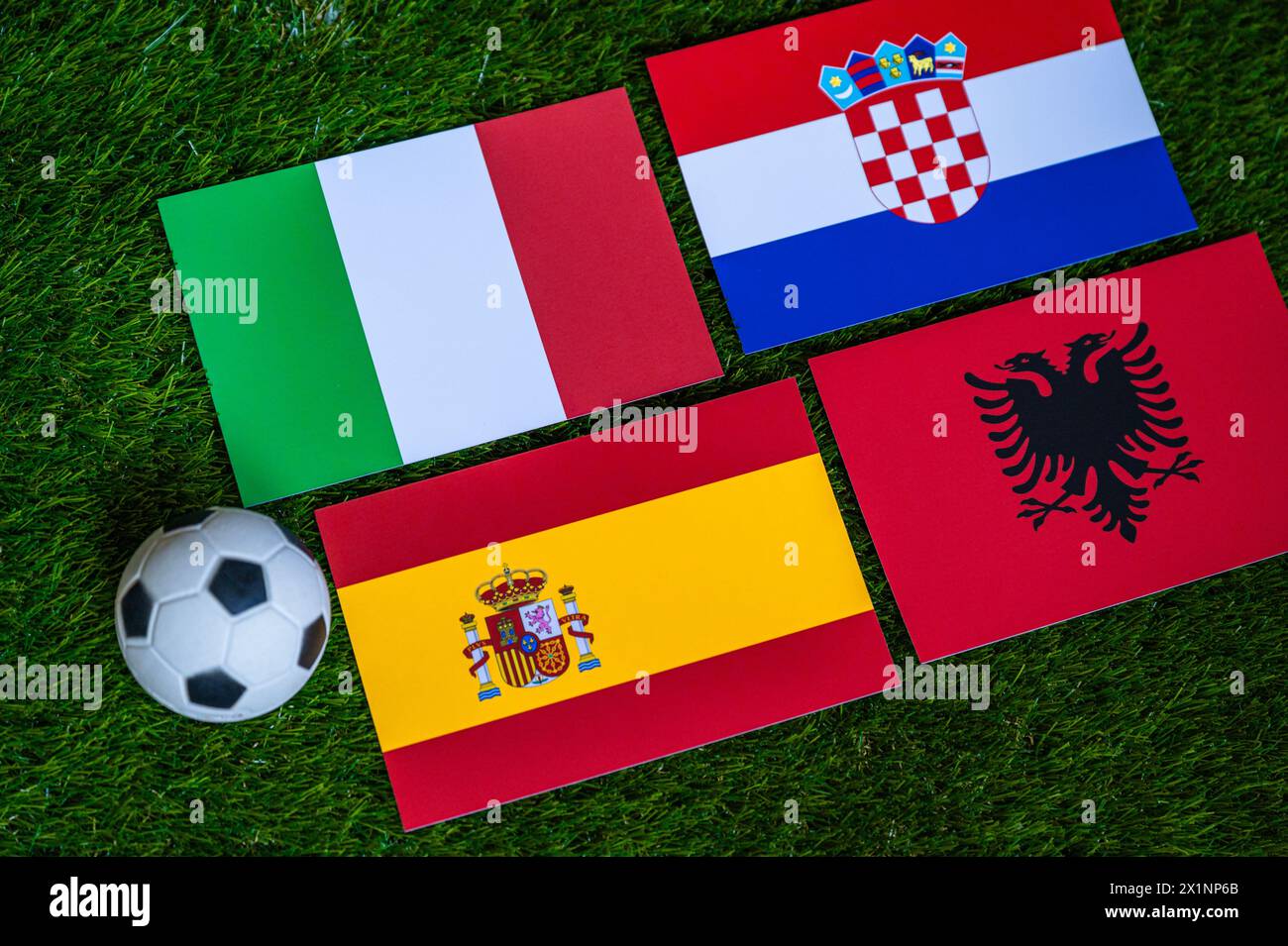 Gruppe B beim Europaturnier 2024 in Deutschland. Flaggen von Spanien, Kroatien, Italien, Albanien und Fußball auf grünem Gras Stockfoto