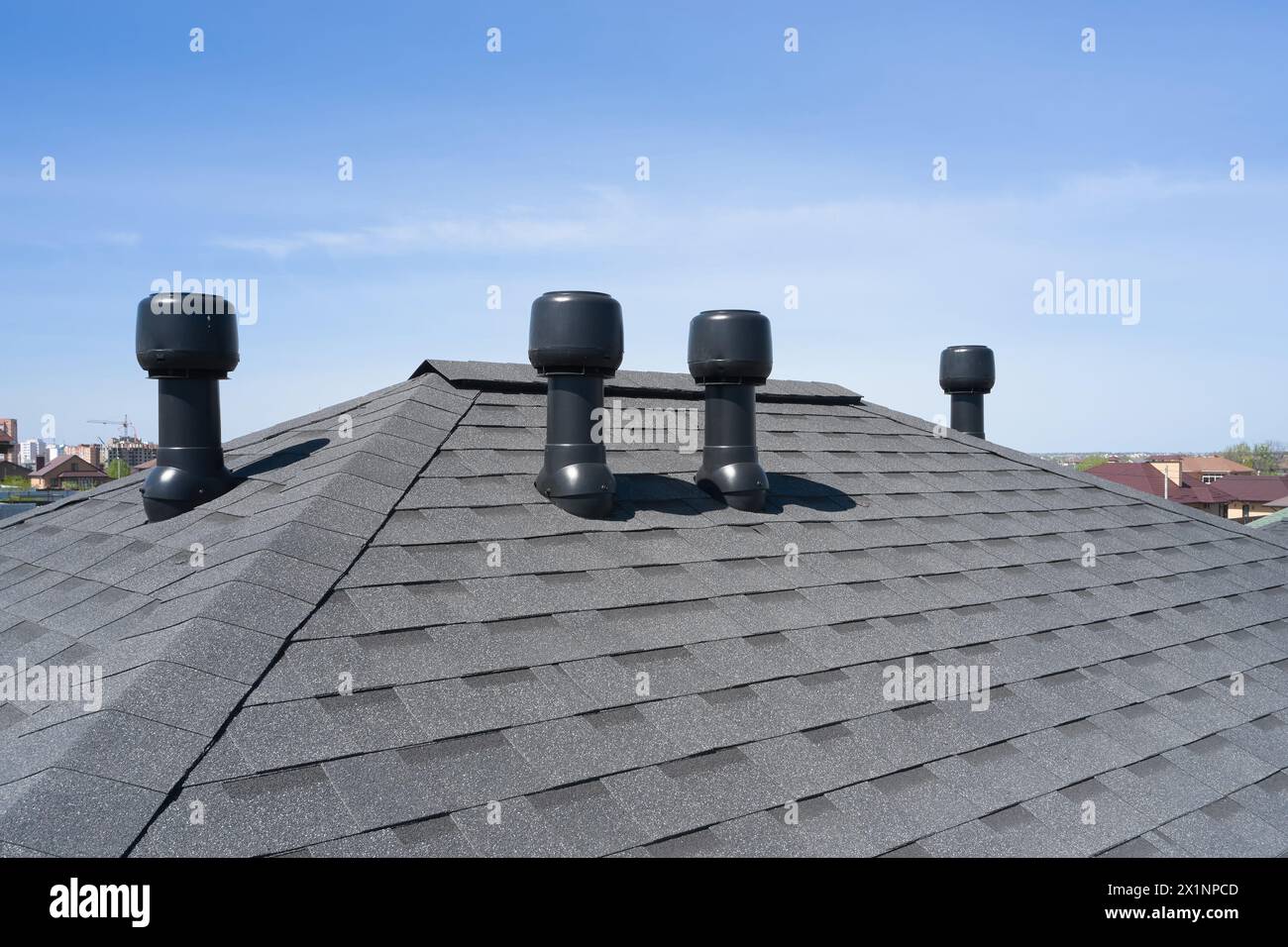 Lüftungsrohre in Asphaltschindeldächern. Stockfoto