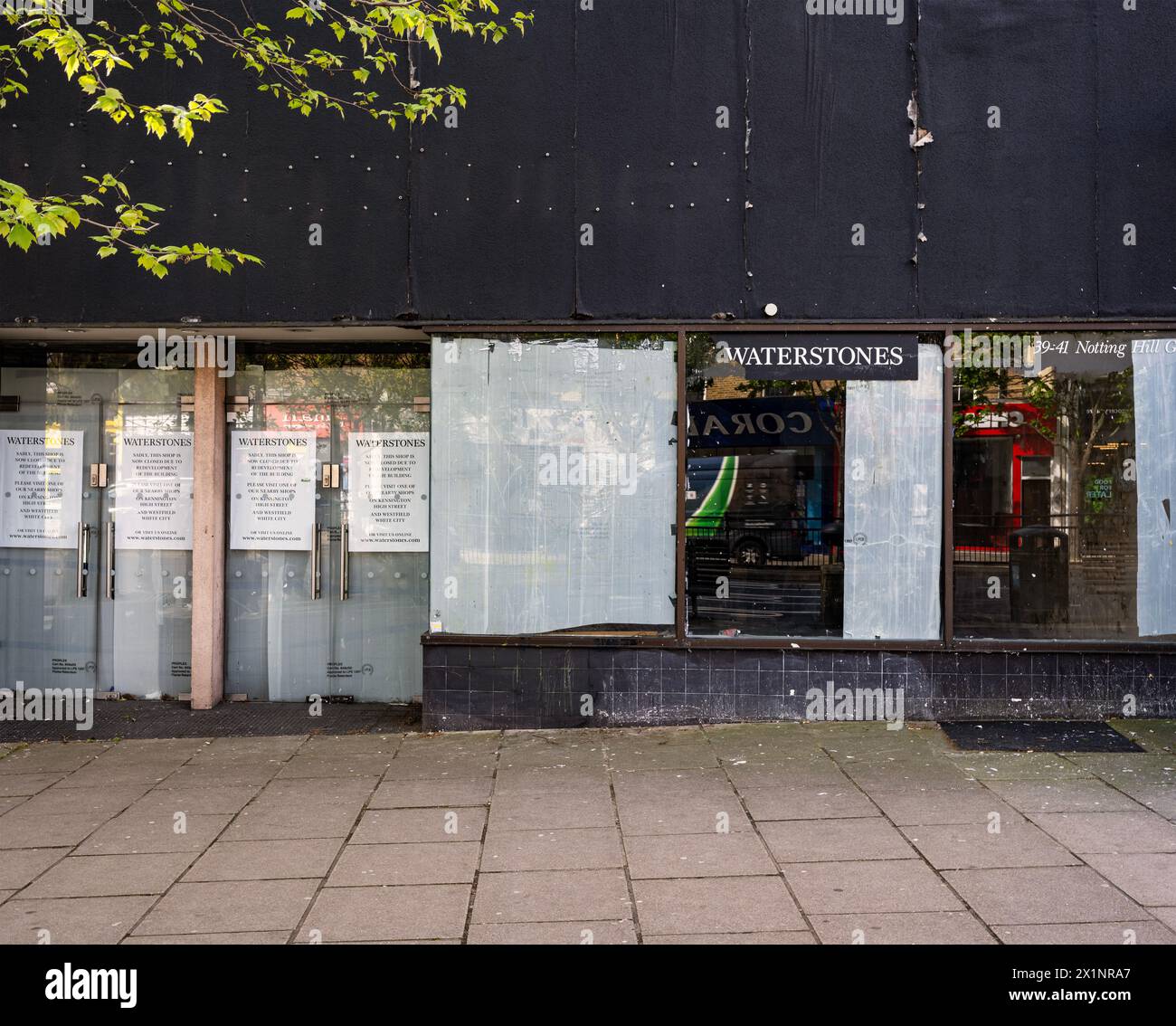 Verlassener Waterstones Buchladen in Notting Hill, London, gehen Sie an Bord und verlassen Sie sich. Stockfoto