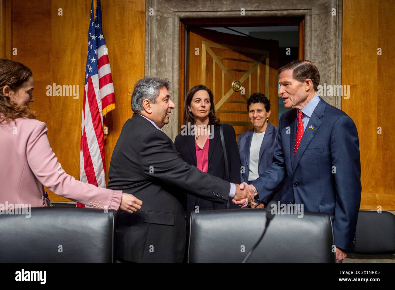 Washington, Vereinigte Staaten. Februar 2024. Sam Salehpour, derzeitiger Quality Engineer, Boeing, links, wird vom Senatsausschuss für Heimatsicherheit und Regierungsangelegenheiten begrüßt – Vorsitzender des Unterausschusses für Ermittlungen, Richard Blumenthal (Demokrat von Connecticut) als er für ein Senatskomitee für Homeland Security and Governmental Affairs - Unterkomitee für Ermittlungen ankommt, um Boeings gebrochene Sicherheitskultur zu untersuchen, wobei er sich auf Berichte aus erster Hand konzentriert, im Dirksen Senate Office Building in Washington, DC, 17. April 2024. Quelle: Rod Lamkey/CNP/dpa/Alamy Live News Stockfoto