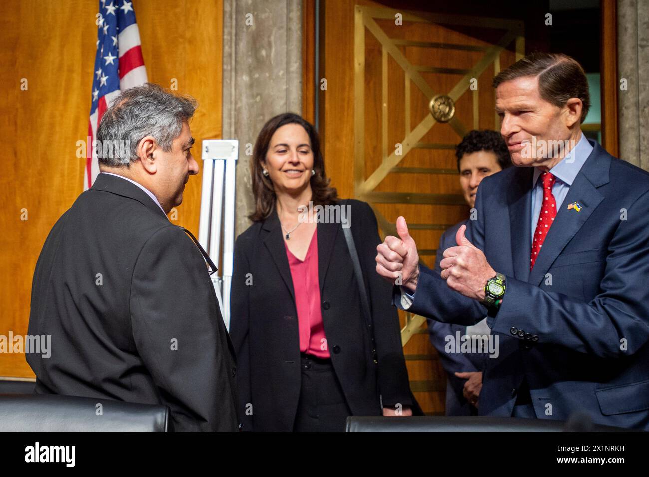 Washington, Vereinigte Staaten. Februar 2024. Sam Salehpour, derzeitiger Quality Engineer, Boeing, links, wird vom Senatsausschuss für Heimatsicherheit und Regierungsangelegenheiten begrüßt – Vorsitzender des Unterausschusses für Ermittlungen, Richard Blumenthal (Demokrat von Connecticut) als er für ein Senatskomitee für Homeland Security and Governmental Affairs - Unterkomitee für Ermittlungen ankommt, um Boeings gebrochene Sicherheitskultur zu untersuchen, wobei er sich auf Berichte aus erster Hand konzentriert, im Dirksen Senate Office Building in Washington, DC, 17. April 2024. Quelle: Rod Lamkey/CNP/dpa/Alamy Live News Stockfoto