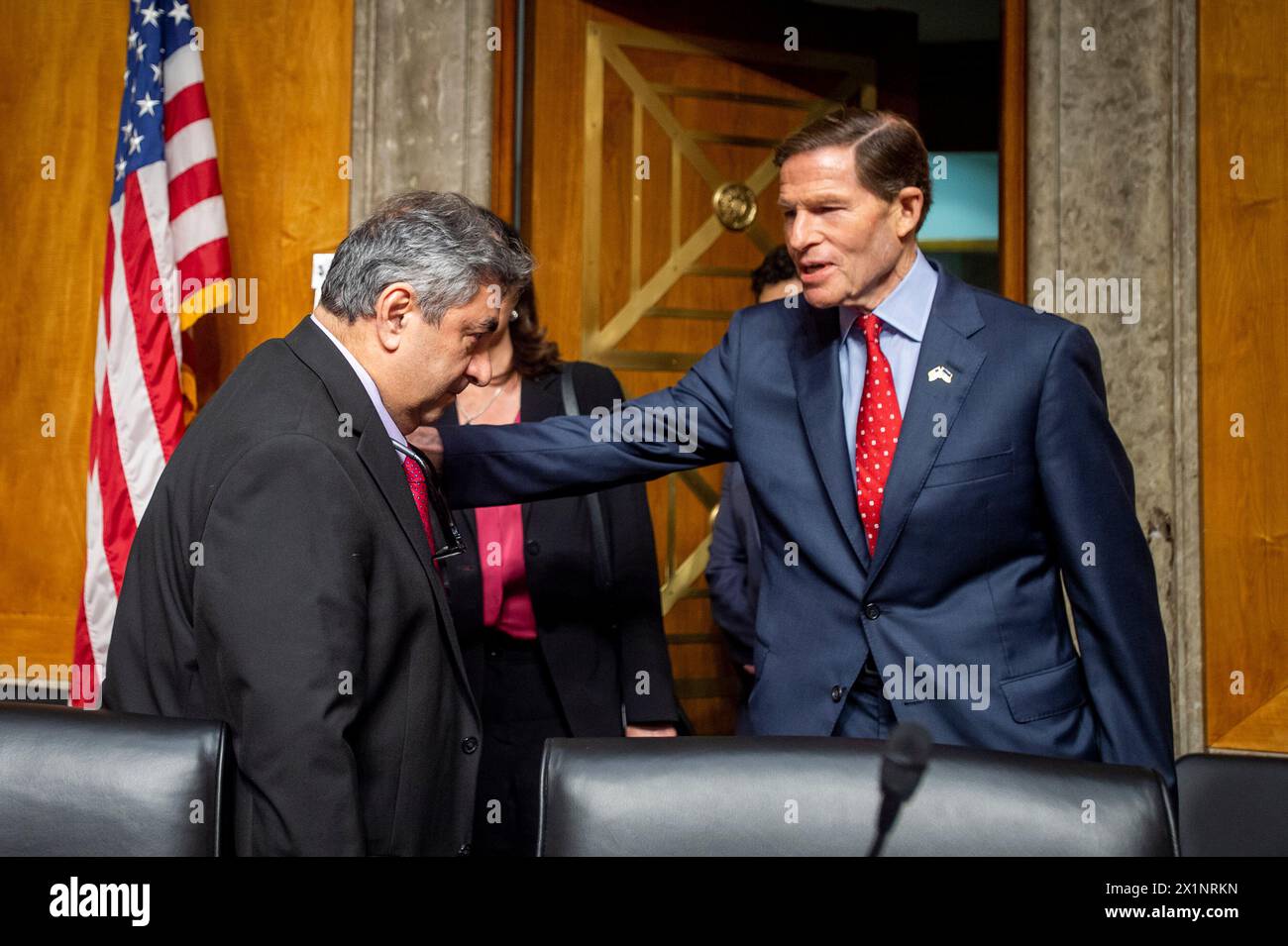 Washington, Vereinigte Staaten. Februar 2024. Sam Salehpour, derzeitiger Quality Engineer, Boeing, links, wird vom Senatsausschuss für Heimatsicherheit und Regierungsangelegenheiten begrüßt – Vorsitzender des Unterausschusses für Ermittlungen, Richard Blumenthal (Demokrat von Connecticut) als er für ein Senatskomitee für Homeland Security and Governmental Affairs - Unterkomitee für Ermittlungen ankommt, um Boeings gebrochene Sicherheitskultur zu untersuchen, wobei er sich auf Berichte aus erster Hand konzentriert, im Dirksen Senate Office Building in Washington, DC, 17. April 2024. Quelle: Rod Lamkey/CNP/dpa/Alamy Live News Stockfoto