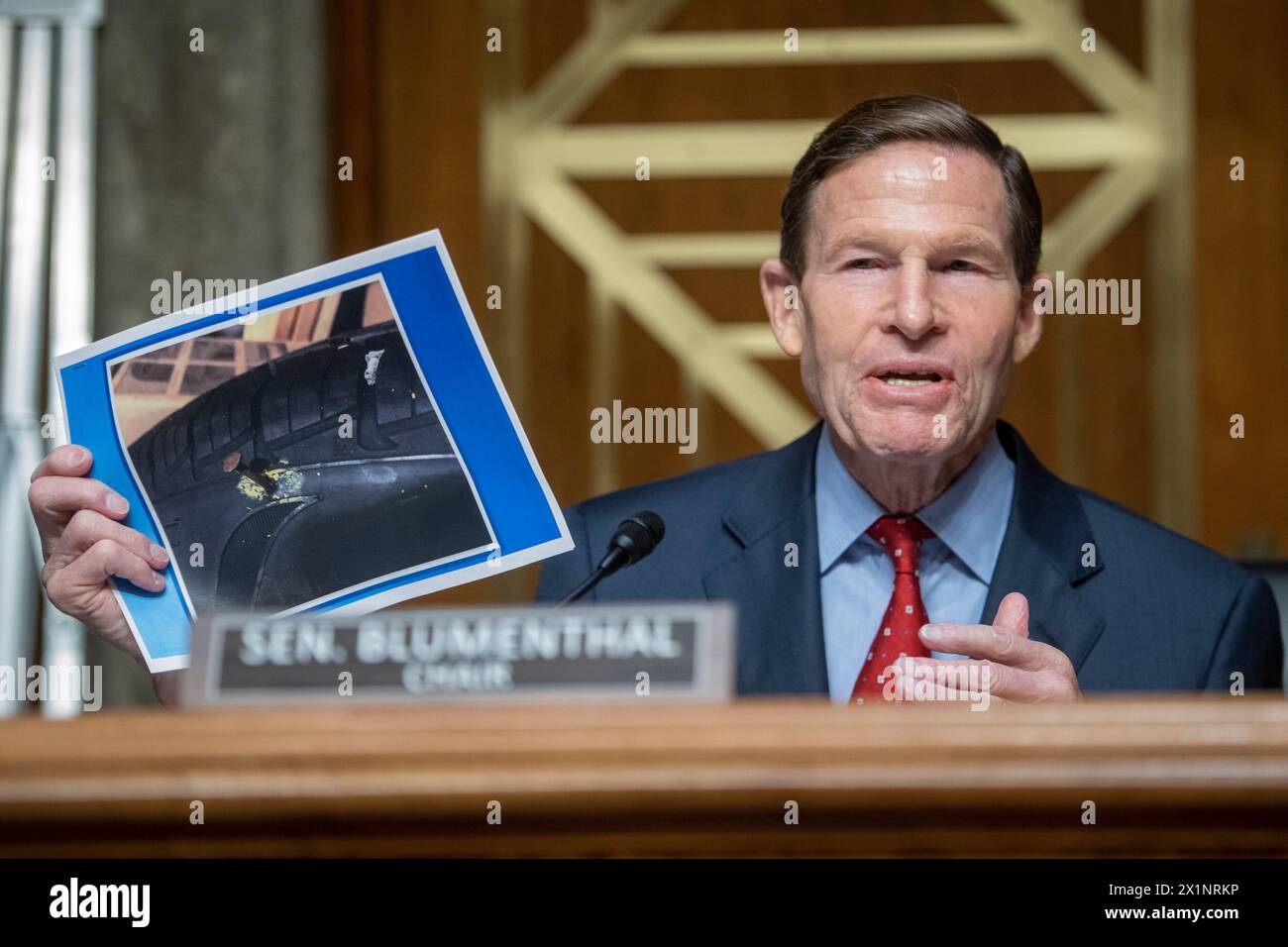 Washington, Vereinigte Staaten. April 2024. Senatsausschuss für innere Sicherheit und Regierungsangelegenheiten - Unterausschuss für Ermittlungen, Vorsitzender Richard Blumenthal (Demokrat von Connecticut), Vorsitzender eines Senatsausschusses für innere Sicherheit und Regierungsangelegenheiten - Unterausschuss für Ermittlungen Anhörung zur Untersuchung der gebrochenen Sicherheitskultur von Boeing mit Schwerpunkt auf Berichten aus erster Hand, im Dirksen Senate Office Building in Washington, DC, 17. April 2024. Quelle: Rod Lamkey/CNP/dpa/Alamy Live News Stockfoto