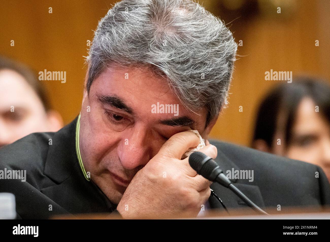 Washington, Vereinigte Staaten. April 2024. Sam Salehpour, derzeitiger Quality Engineer von Boeing, wischt sich Tränen aus den Augen, als er vor einem Senatsausschuss für innere Sicherheit und Regierungsangelegenheiten erscheint – Unterausschuss für Ermittlungen, Anhörung zur Untersuchung von Boeings gebrochener Sicherheitskultur, die sich auf Berichte aus erster Hand konzentriert, im Dirksen Senate Office Building in Washington, DC, 17. April. 2024. Quelle: Rod Lamkey/CNP/dpa/Alamy Live News Stockfoto