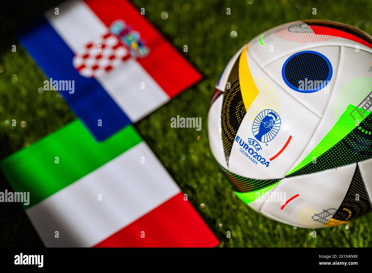 HAMBURG, DEUTSCHLAND, 17. APRIL 2024: Kroatien gegen Italien, Fußball-EM 2024 Gruppe B im Leipziger Stadion, Leipzig, 24. Juni 2024, offizieller Ball auf Grün Stockfoto