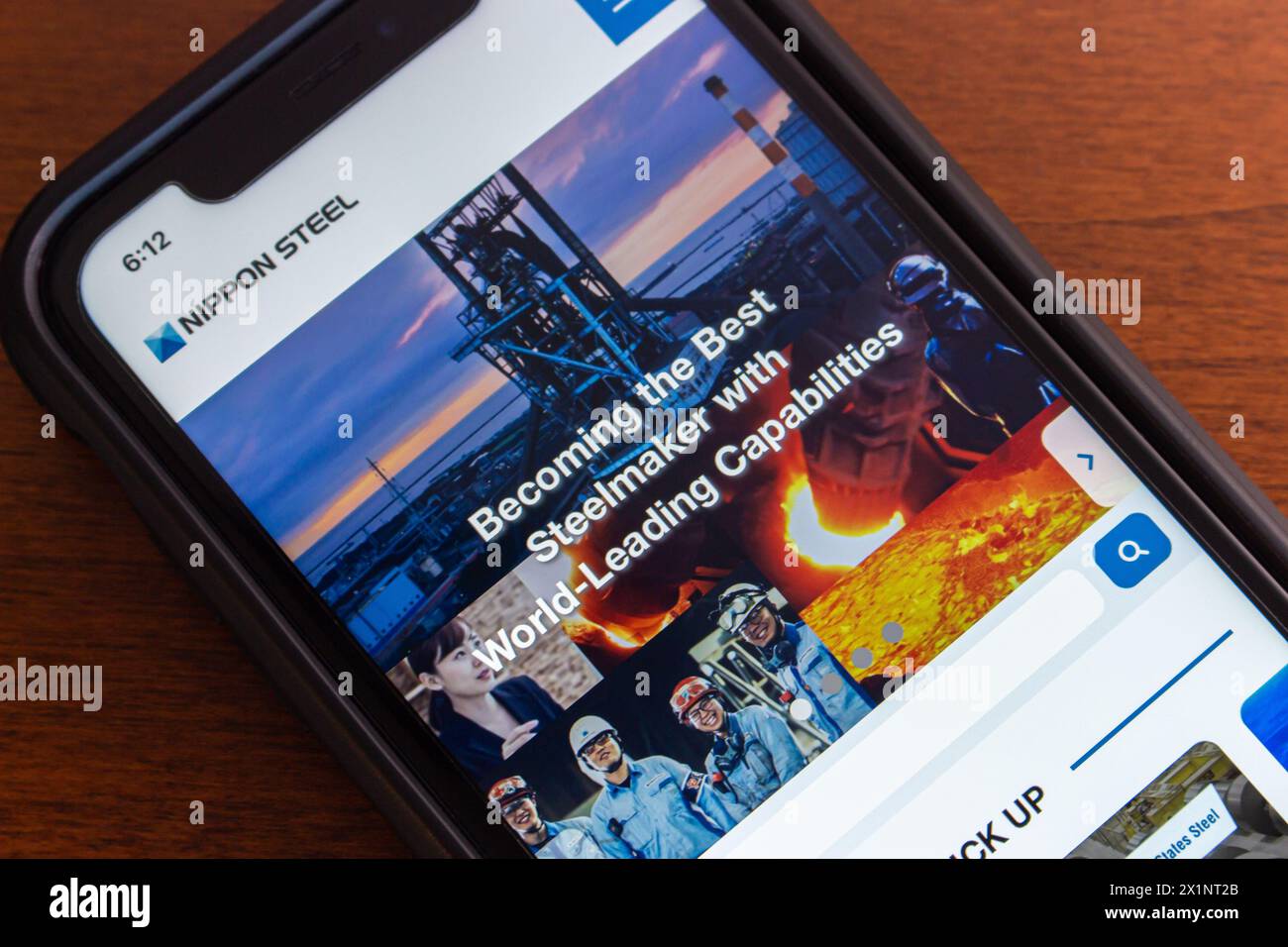 Website von Nippon Steel auf einem iPhone. Die Nippon Steel Corporation ist Japans größter Stahlhersteller mit Hauptsitz in Chiyoda-ku, Tokio Stockfoto