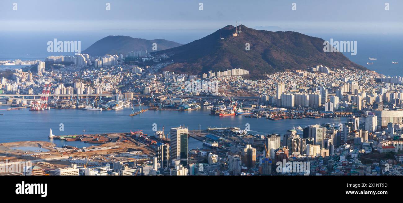 Panoramafoto der Stadt Busan, Südkorea. Aus der Vogelperspektive mit Küstengebäuden und Schiffen Stockfoto