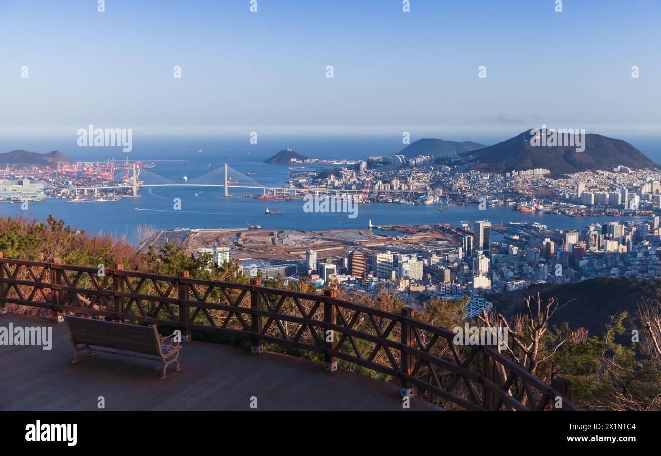 Busan City, Südkorea. Aussichtspunkt zum Bergpark mit leerer Bank und Holzgeländer Stockfoto