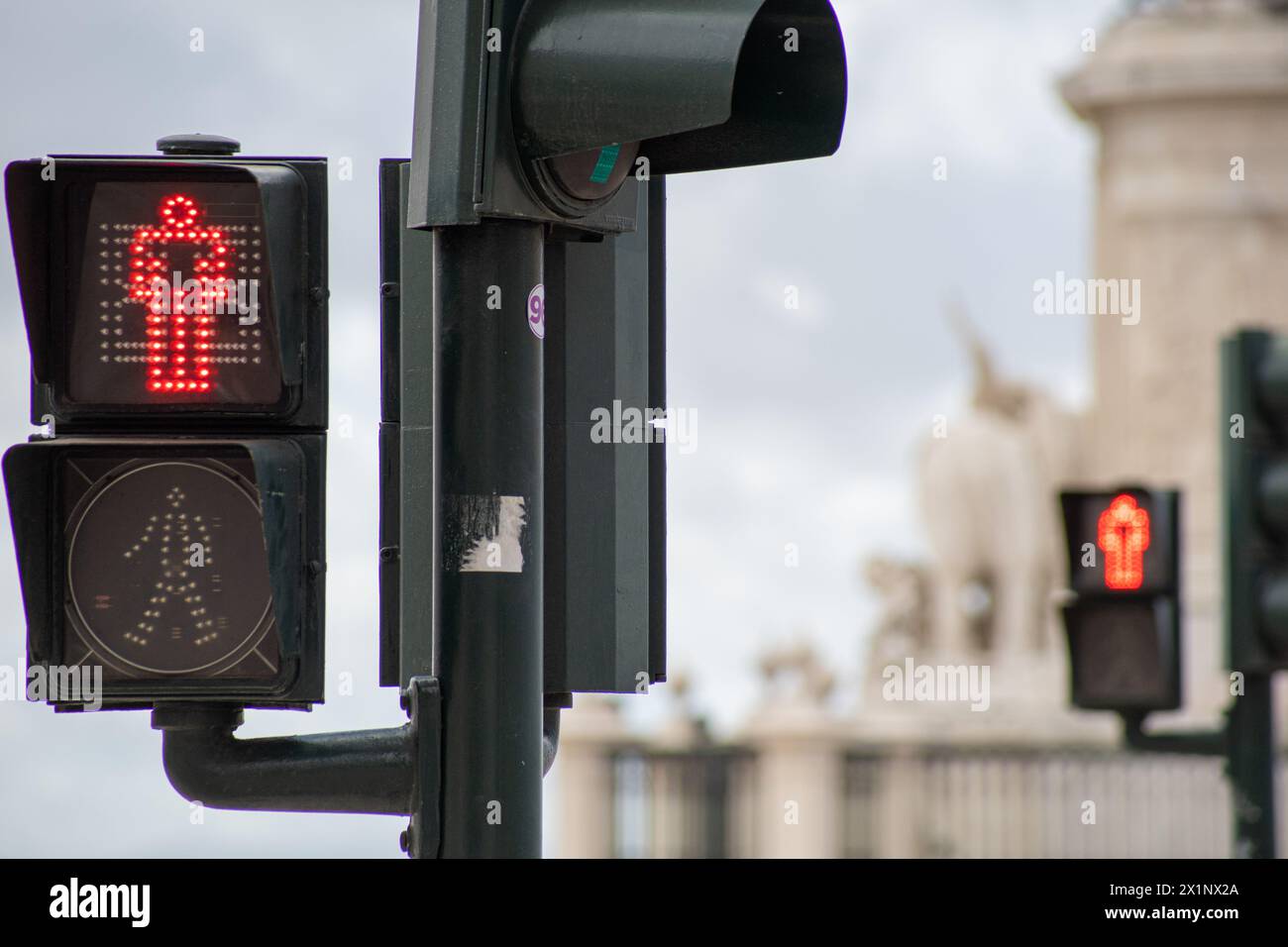 Rote Fußgänger-Ampel mit verschwommenem Hintergrund einer anderen Ampel Stockfoto