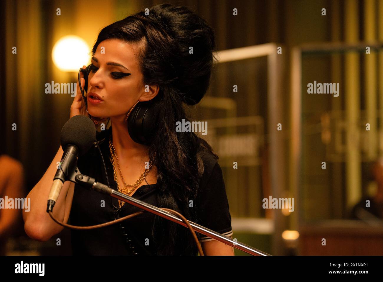 Back to Black (2024) von Sam Taylor-Johnson mit Marisa Abela als Amy Winehouse in dieser Biopic über ihr Leben und ihre Musik. US-Werbefoto ***NUR REDAKTIONELLE VERWENDUNG***. Beschreibung: BFA / Dean Rogers / Focus Features Stockfoto