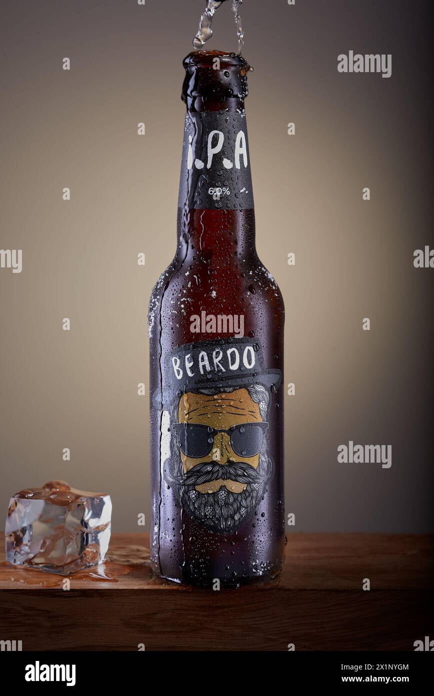 Mansfield, Nottingham, Vereinigtes Königreich, 17. April 2024: Studio-Produktbild einer Flasche I.P.A Beardo Beer. Stockfoto