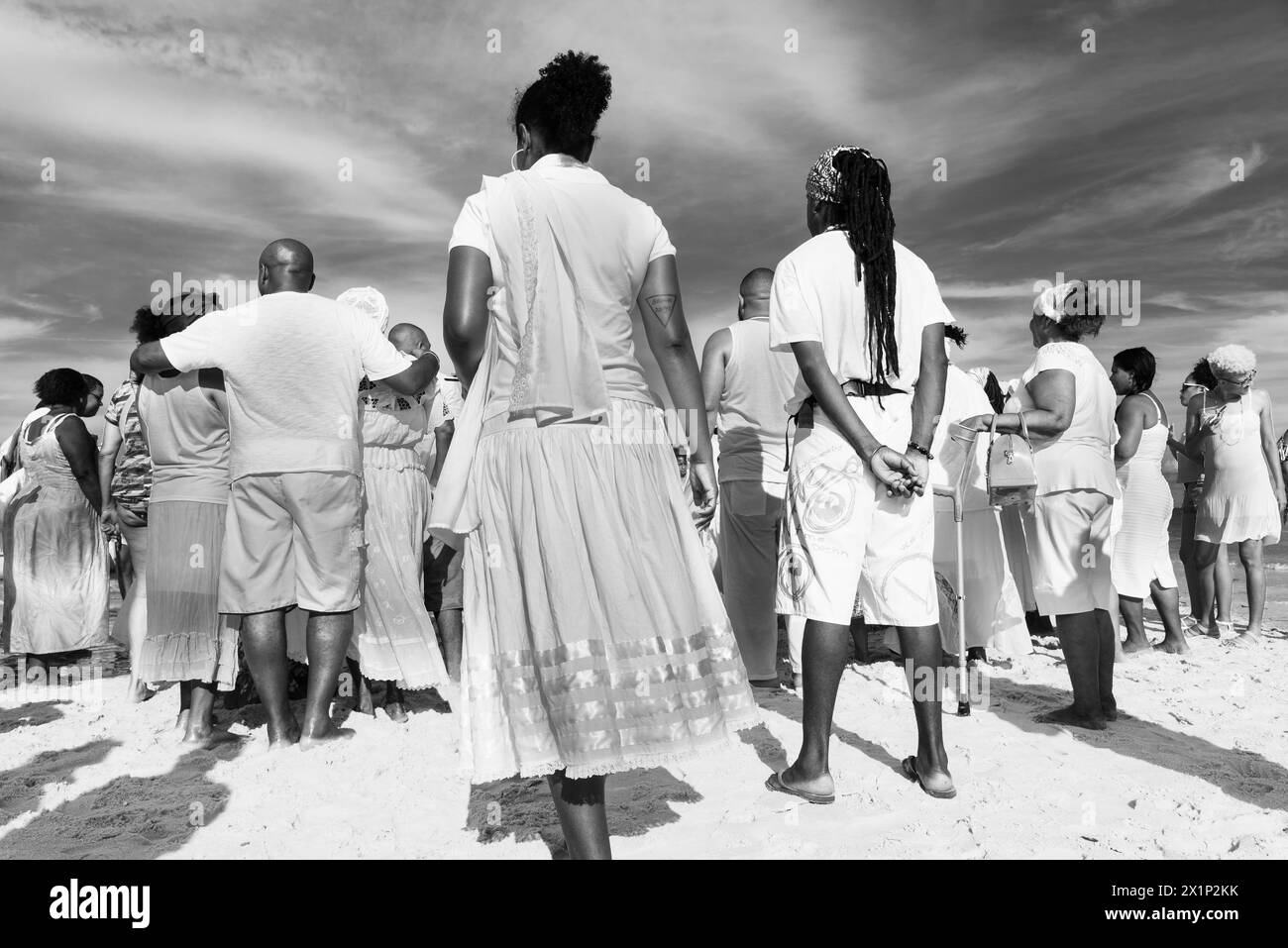 Santo Amaro, Bahia, Brasilien - 19. Mai 2019: Während einer Hommage an Iemanja am Strand von Itapema in Santo Amaro tanzen Anhänger der Umbanda Stockfoto