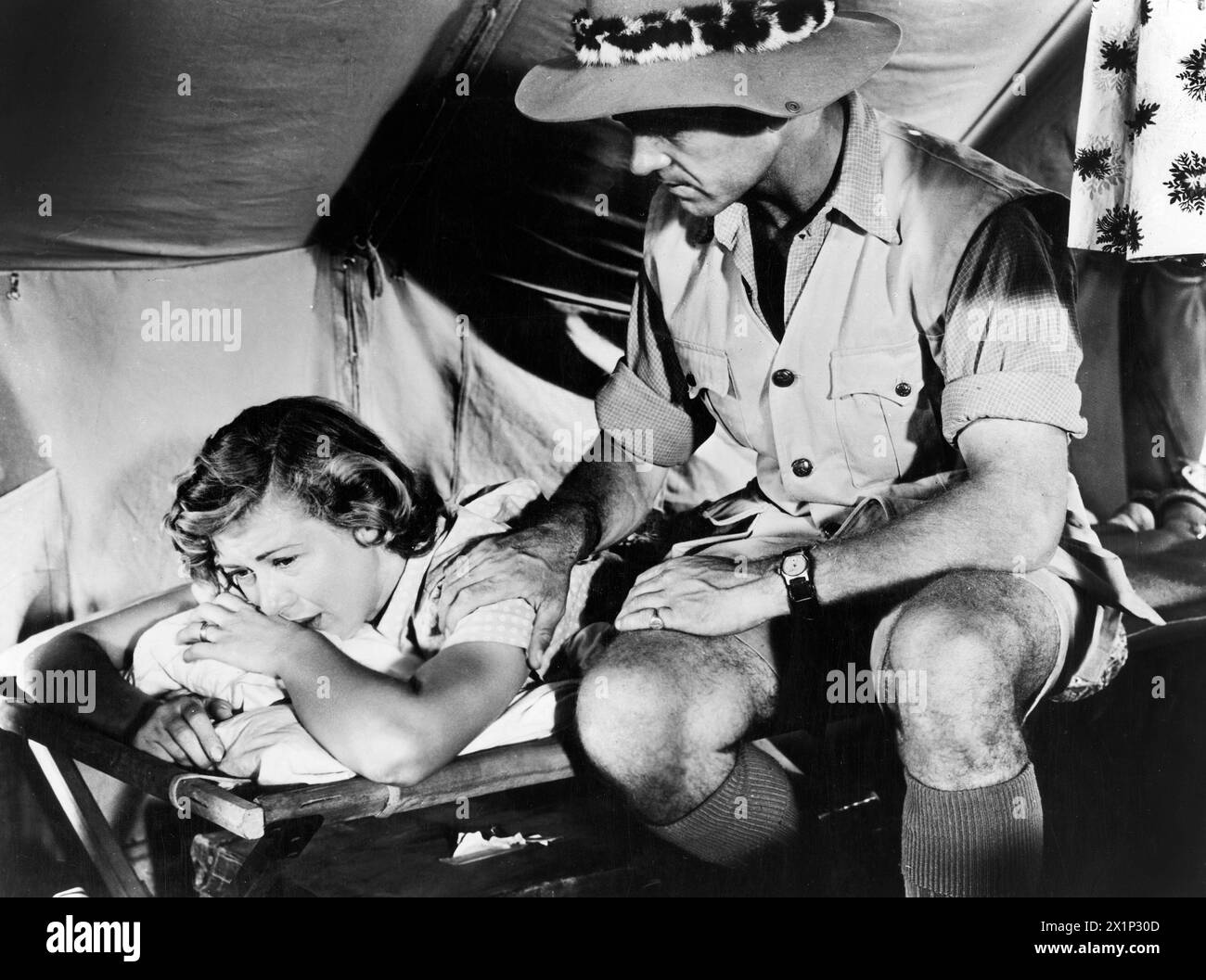 Dinah Sheridan, Anthony Steel, am Set des britischen Films Where No Vultures Fly, veröffentlicht in den USA als Ivory Hunter, General Film Distributors, 1951 Stockfoto