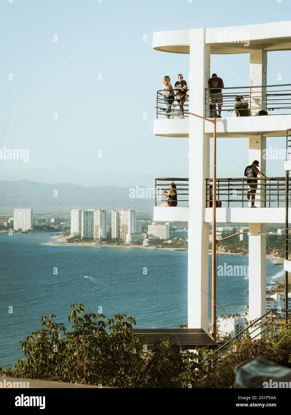 Menschen auf mirador am Aussichtspunkt Hill of the Cross in Puerto Vallarta, Mexiko am 2. Februar 2024. Stockfoto