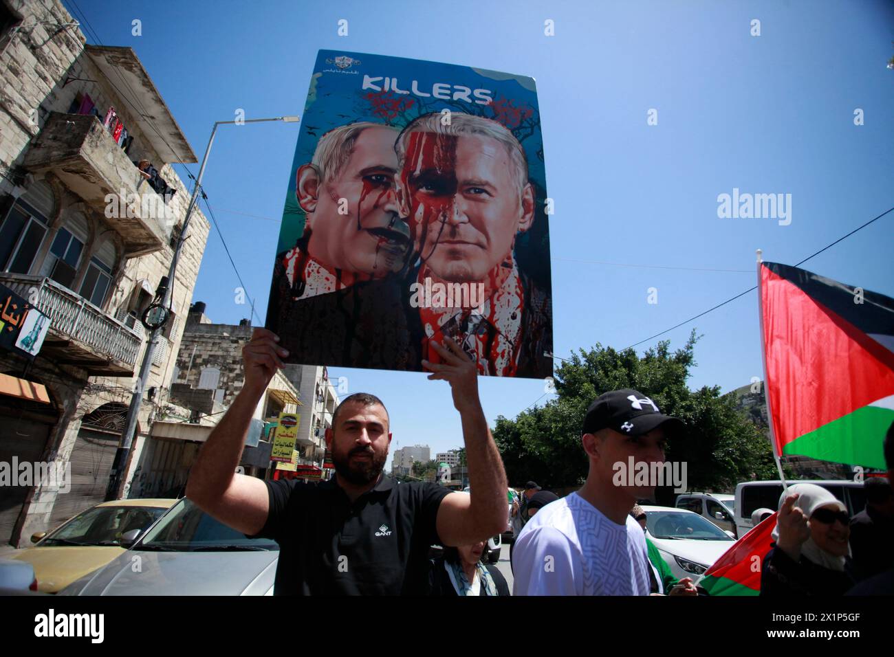 Nablus, Palästina. April 2024. Ein Palästinenser hält ein Plakat bei einem Protest gegen die Massaker israelischer Truppen in Gaza-Stadt. Quelle: SOPA Images Limited/Alamy Live News Stockfoto