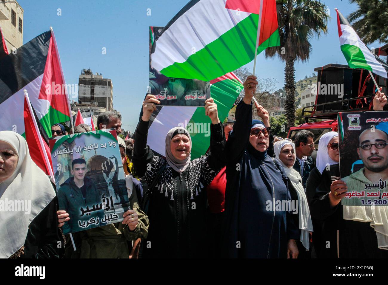 Nablus, Palästina. April 2024. Palästinenser schwenken palästinensische Flaggen und rufen Slogans während eines Protests gegen die Massaker israelischer Truppen in Gaza-Stadt. Quelle: SOPA Images Limited/Alamy Live News Stockfoto