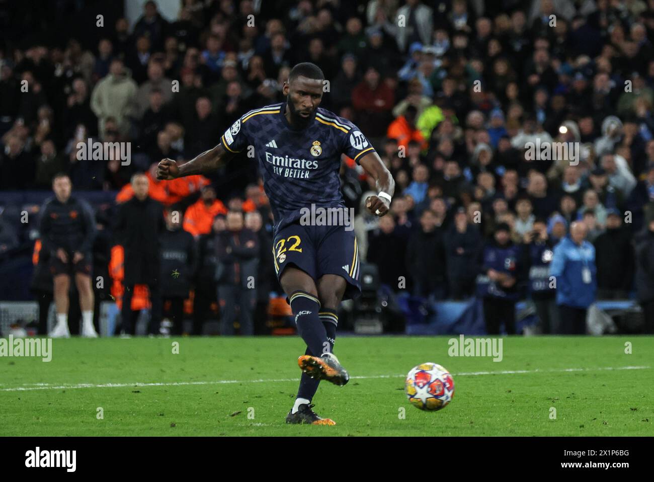 Antonio Rüdiger von Real Madrid erzielt einen Elfmeter, um Real Madrid im Viertelfinale der UEFA Champions League Manchester City gegen Real Madrid im Etihad Stadium, Manchester, Vereinigtes Königreich, 17. April 2024 (Foto: Mark Cosgrove/News Images) ins Halbfinale zu bringen Stockfoto Antonio Rüdiger von Real Madrid erzielt einen Elfmeter, um Real Madrid im Viertelfinale der UEFA Champions League Manchester City gegen Real Madrid im Etihad Stadium, Manchester, Vereinigtes Königreich, 17. April 2024 (Foto: Mark Cosgrove/News Images) ins Halbfinale zu bringen Stockfoto