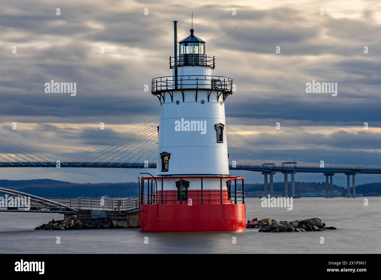 Tarrytown Light, auch bekannt als Kingsland Point Light und Sleepy Hollow Light, Village of Sleepy Hollow, NY, Frühlingsfoto des historischen Leuchtturms auf t Stockfoto