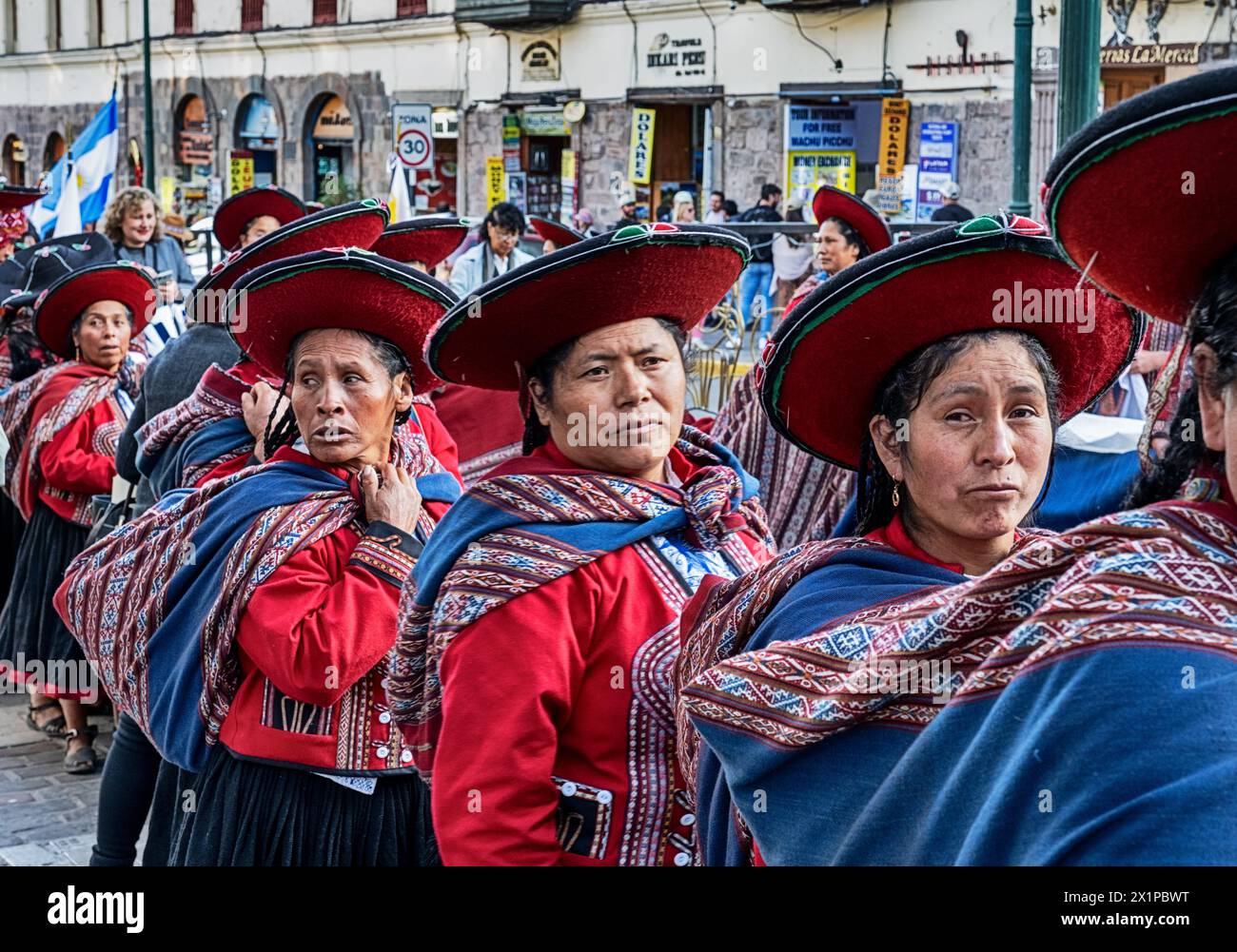 CUSCO, PERU - 29. SEPTEMBER 2023: Eine Gruppe von Frauen, die sich auf eine Straßenparade während einer Feier in Cusco, Peru, vorbereiten. Stockfoto