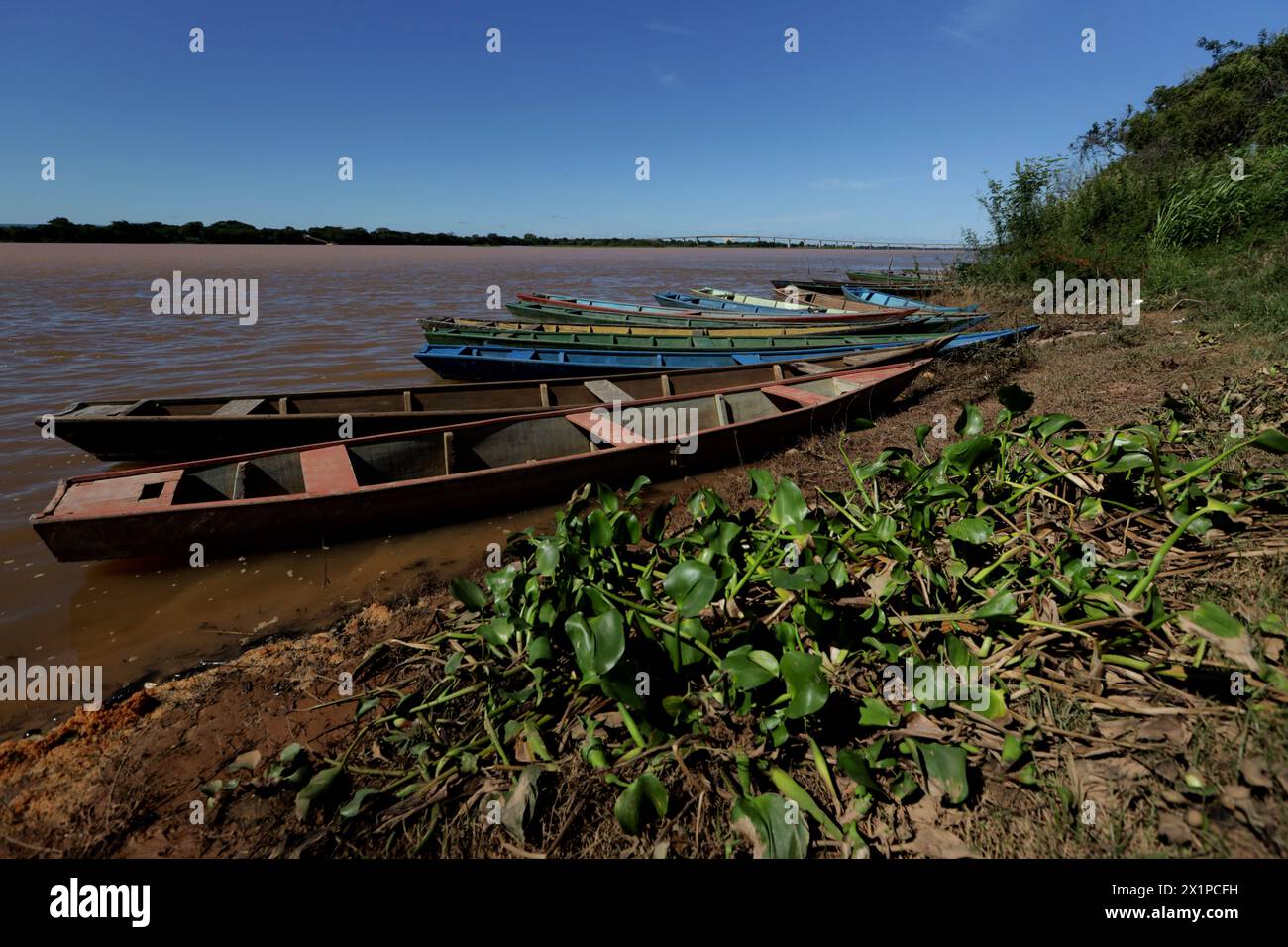 Carinhanha, bahia, brasilien – 13. april 2024: Fischkanus stecken am Ufer des Sao Francisco River in Carinhanha. Stockfoto