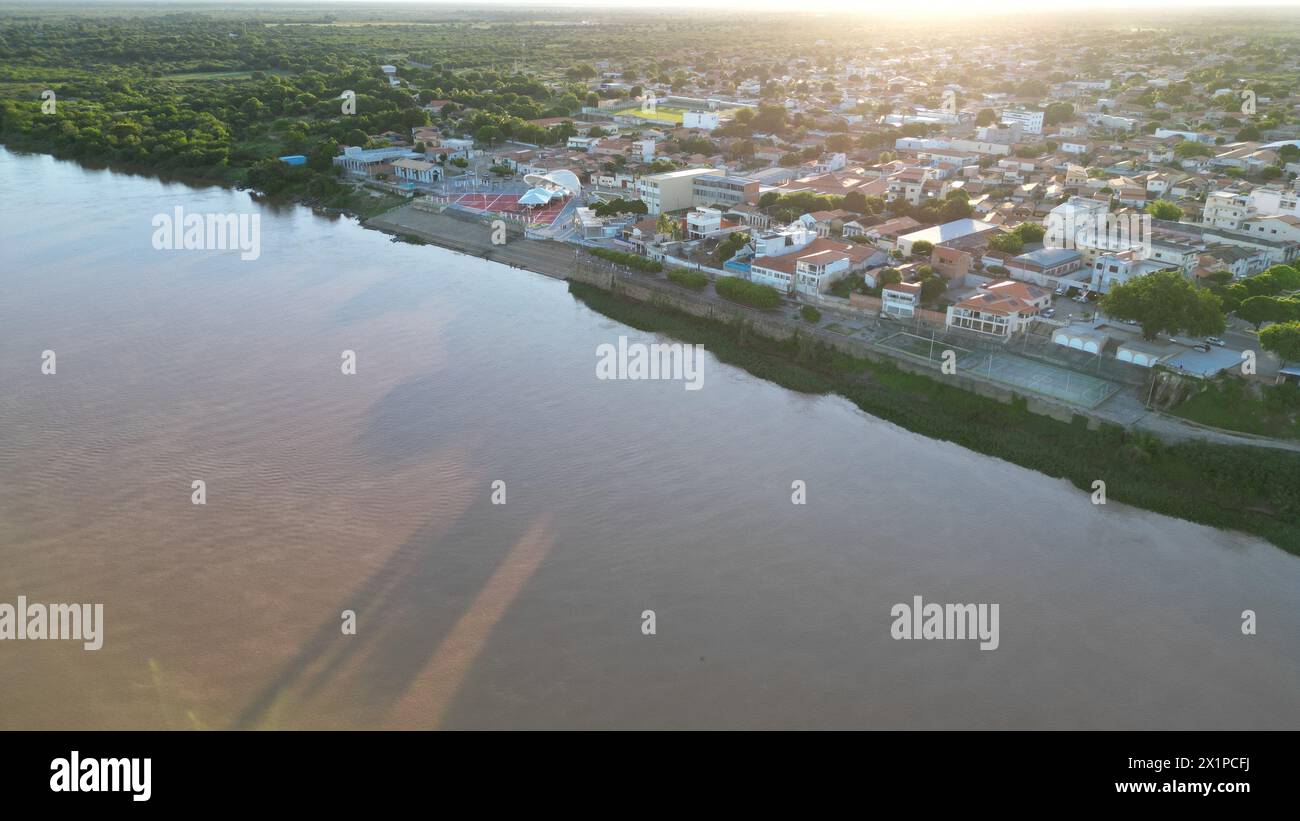 Carinhanha, bahia, brasilien - 13. april 2024: Aus der Vogelperspektive auf den Sao Francisco Fluss in der Stadt Carinhanha. Stockfoto