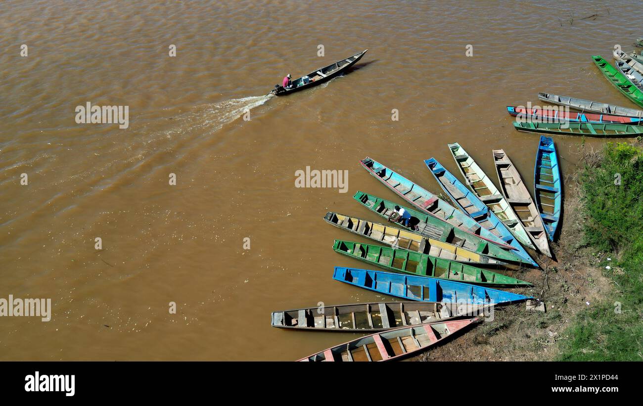 Carinhanha, bahia, brasilien – 13. april 2024: Fischkanus stecken am Ufer des Sao Francisco River in Carinhanha. Stockfoto