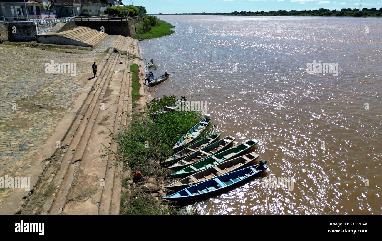 Carinhanha, bahia, brasilien – 13. april 2024: Fischkanus stecken am Ufer des Sao Francisco River in Carinhanha. Stockfoto